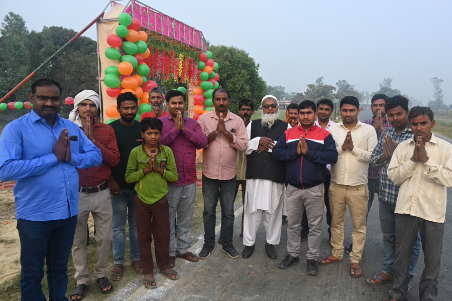 시다르트나가르에서 발람푸르로 넘어가는 경계, 주민들은 순례단을 성대히 환영했다.