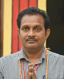 신들을 맞는 '랑골리'를 새겨 순례단을 환영한 알록 쿠마르 팔 마후아초등학교 교장선생님.