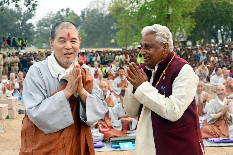 상월결사 회주 자승스님은 순례단이 현지인들과 교감과 소통하기 위해 매일 순례를 돕는 이들과 현지 주민들에게 포상과 선물을 하고 있다.
