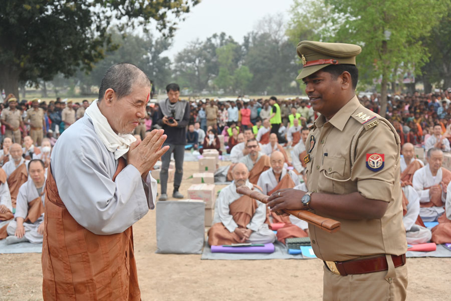 순례단의 안전과 안내 등을 지원하고 있는 현지경찰들에게도 감사의 마음을 나눈다.