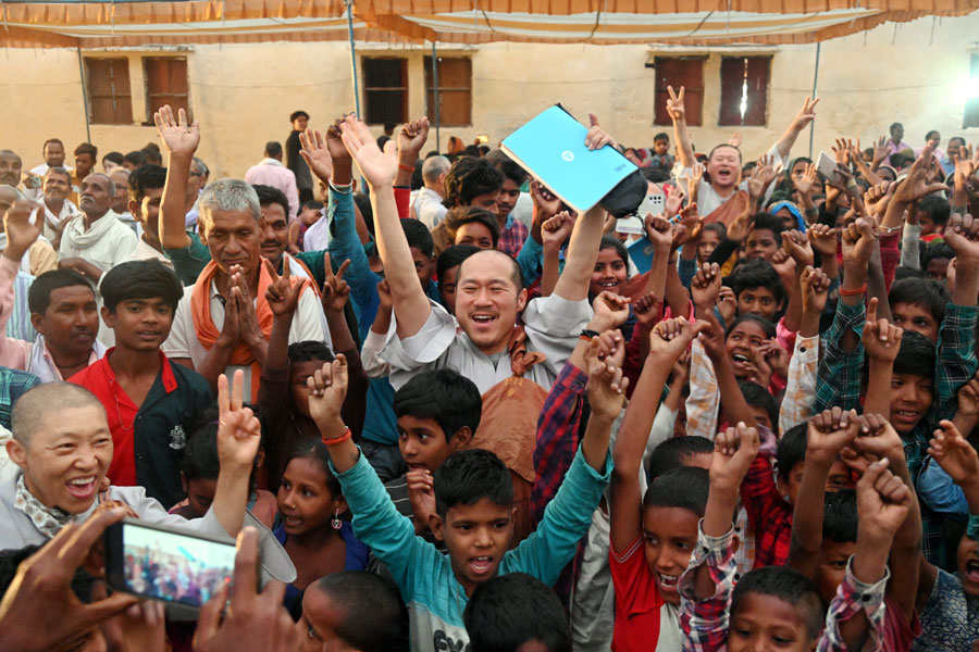 인도 현지 주민들과의 소통과 교감 역시 포교다. 순례단은 숙영지를 찾는 주민들과 적극적으로 소통하며 함께 어울리는 시간을 통해 한 사람이라도 더 불교를 접할 수 있도록 노력하고 있다.