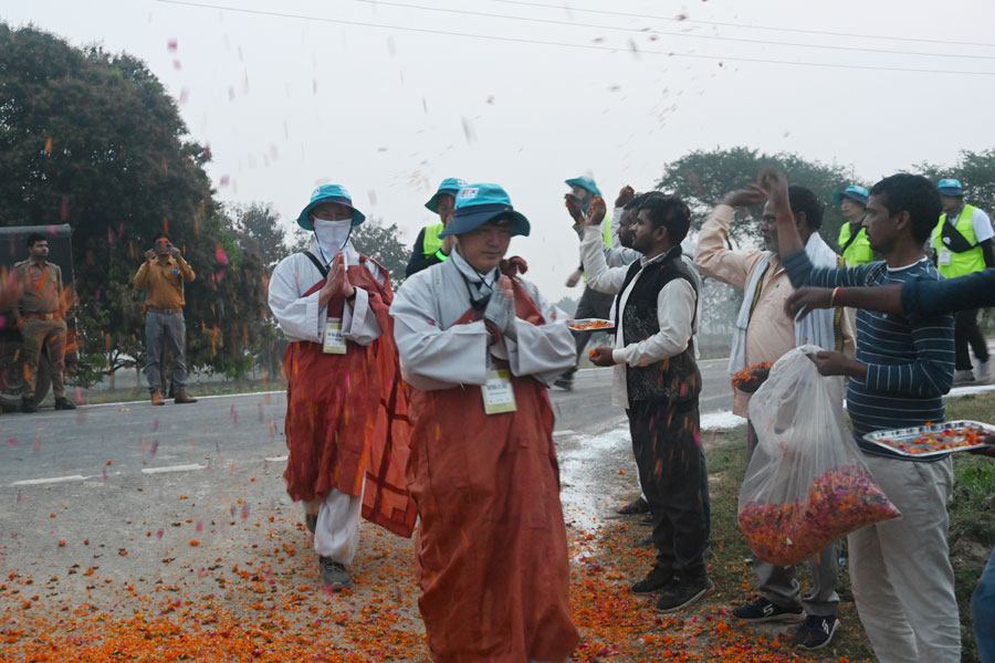 순례단에 동참한 총무원 총무국장 향림스님과 승려복지회 사무국장 무일스님을 비롯한 총무원 교육원 포교원 실무자들도 꽃비를 맞았다.