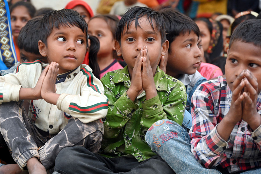 저녁예불시간 순례단 숙영지를 찾은 인도 현지 어린이들.
