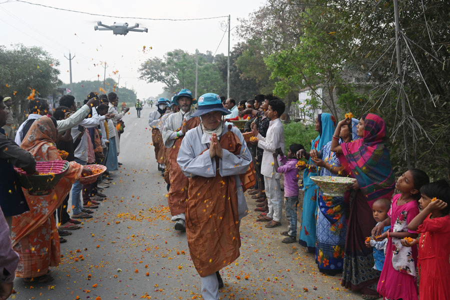오늘은 특별했다. 계속되는 환대가 익숙해졌다지만, 오늘처럼 꽃비가 쏟아지는 때는 없었다.