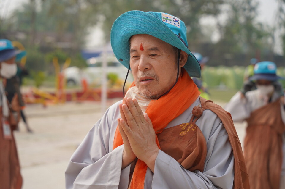 39일차 행선을 회향하는 축원 합장한 회주 자승스님. 다음날 회향지 기원정사에 들어간다.