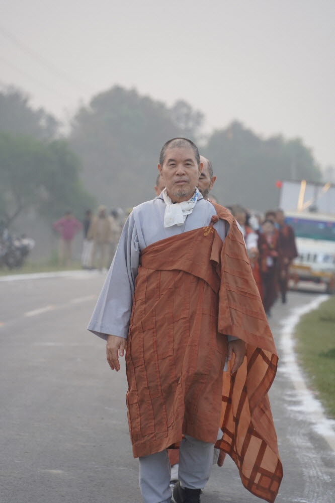 쉬라바스티 기원정사를 향해 가는 순례단.