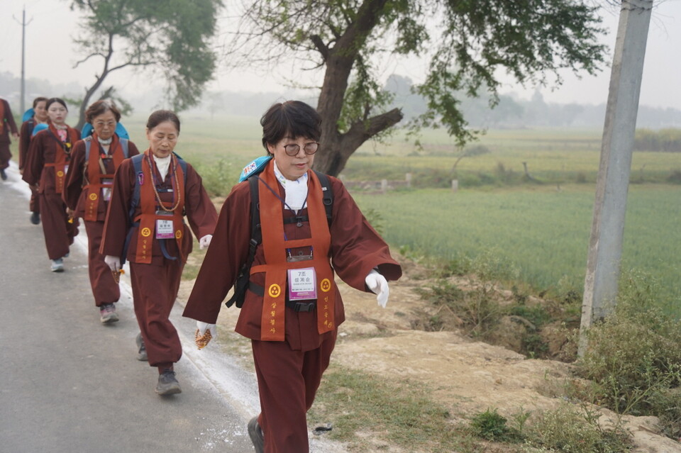 쉬라바스티 하루 전 우바이조가 행렬 앞에서 가고 있다.