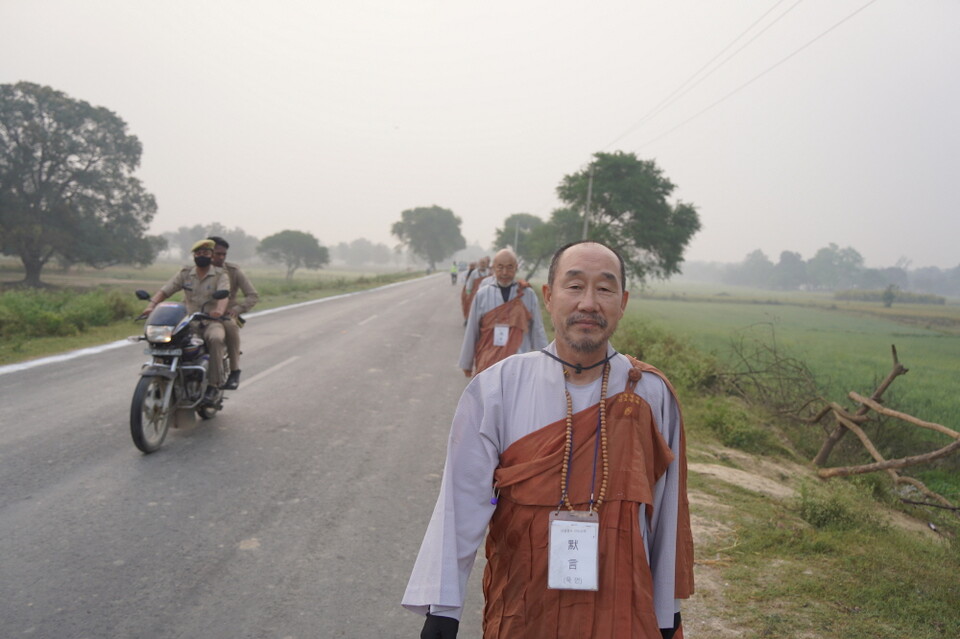 회향 하루 전 은해사 주지 덕조스님의 행선 모습
