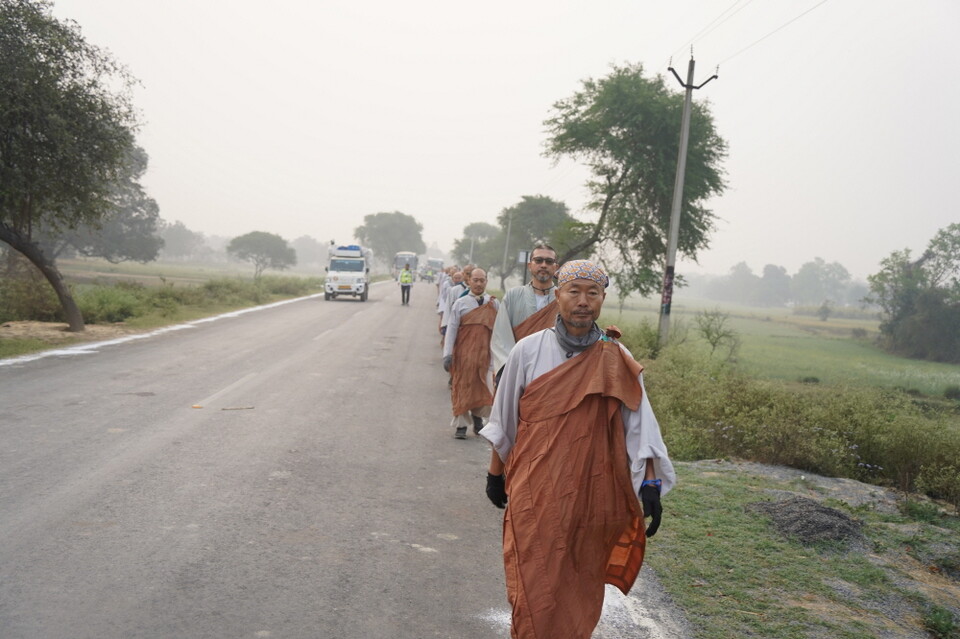 회향 하루 전 심우스님이 길을 가고 있다.