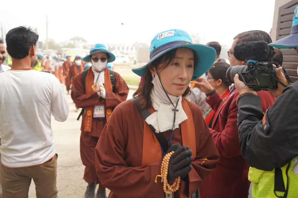 회향 하루 전 마지막 숙영지 앞에서 주민들의 환대에 웃으며 입장하는 7조 이태경조장.