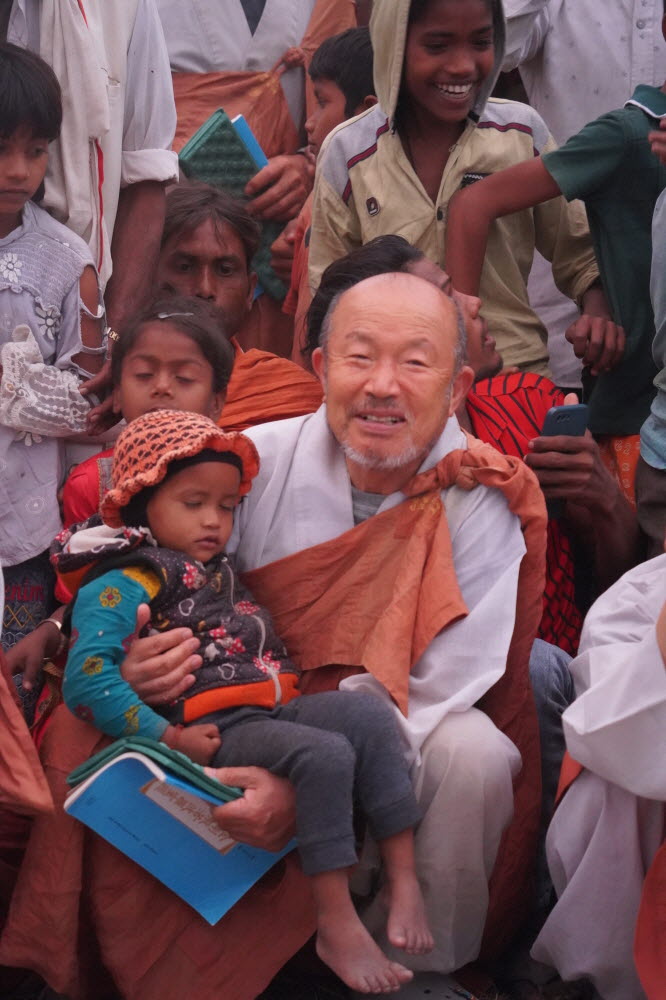 아이를 안고 활짝 웃는 무상스님, 38일차 숙영지 저녁 예불에서.