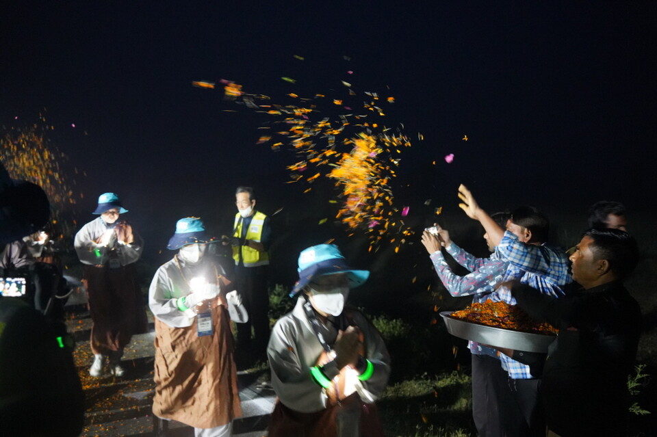 39일차 새벽 행선 중에 마을 주민들의 환영을 받으며