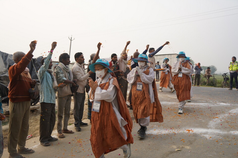 곳곳에서 환영인사