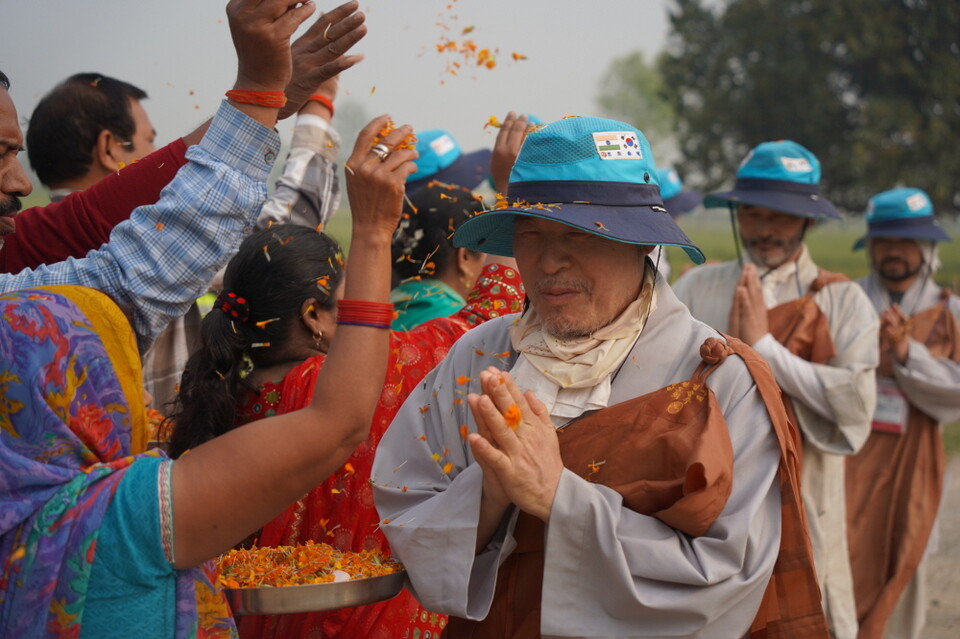 순례단도 합장 인사