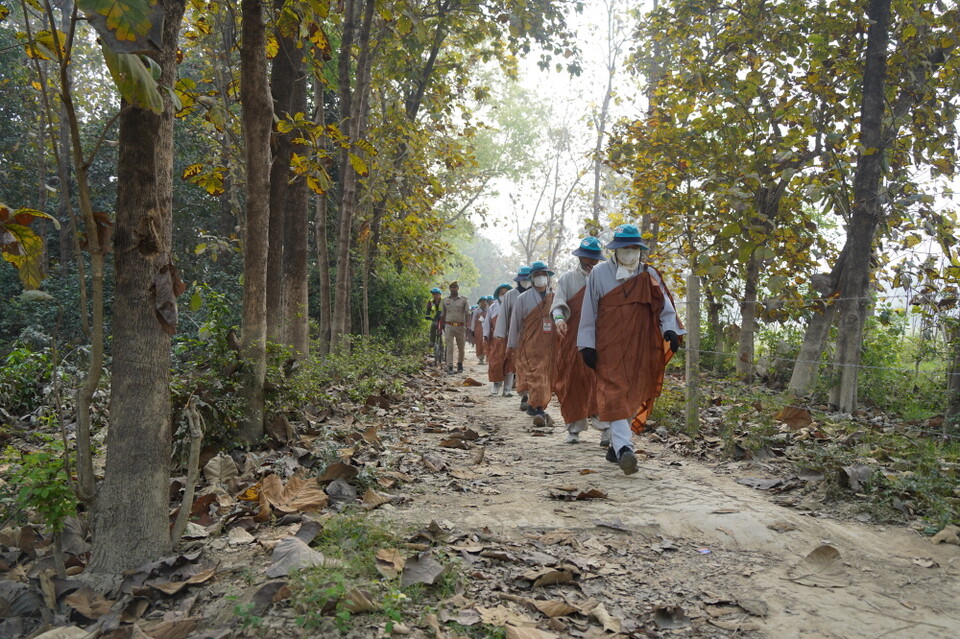 쉬라바스티 가는 길, 밭도 지나고