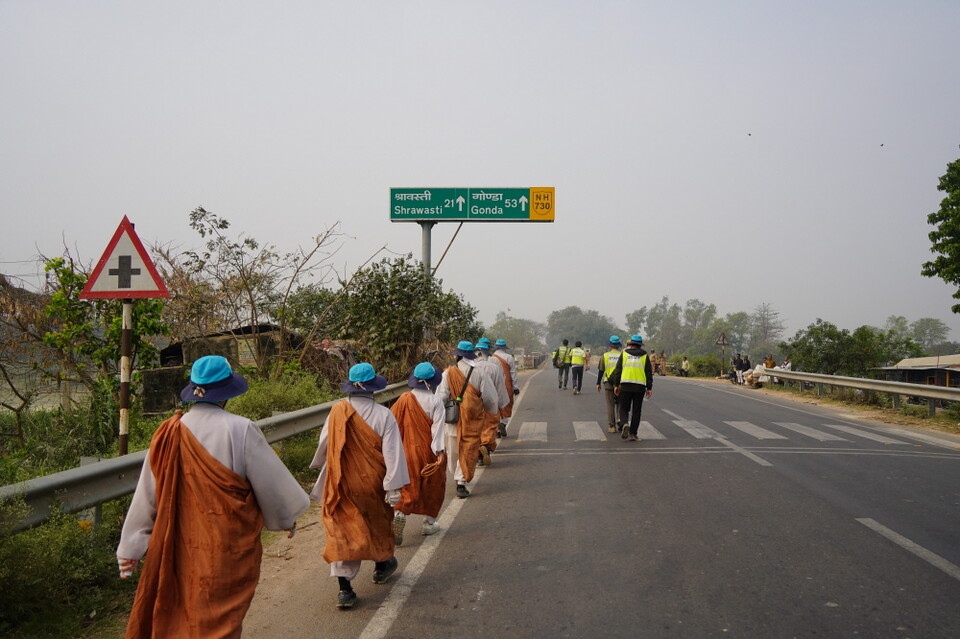 쉬라바스티 20km 안내판을 보며 강을 건너다.