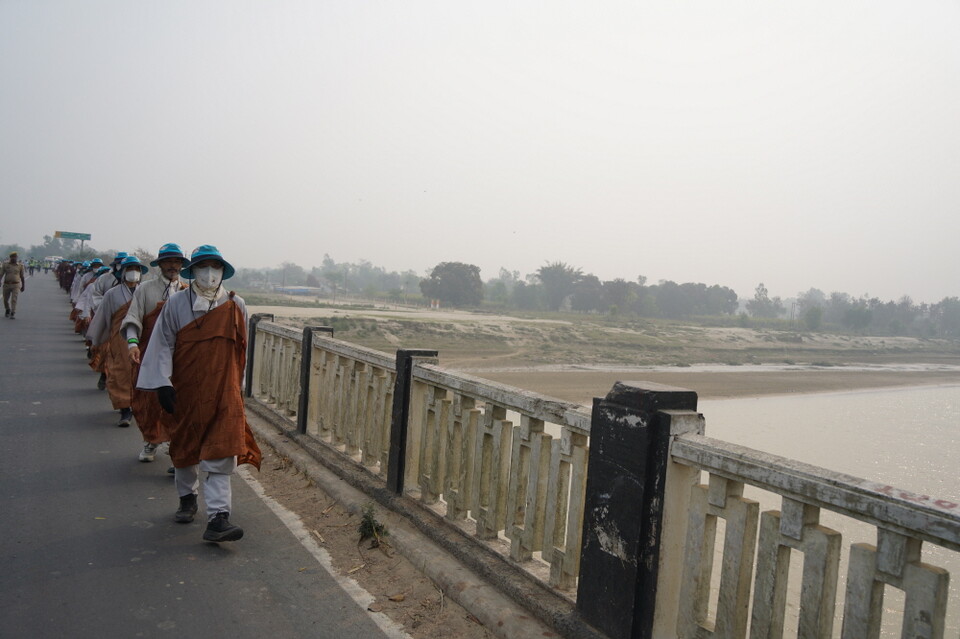 부처님이 제자들과 목욕 하셨다는 랩티강을 건너가는 순례단