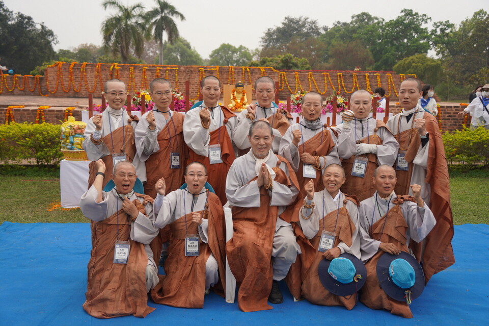 기원정사에서 40일간의 순례 정진을 회향했다. 회향식 후 회주 스님과 6조 비구니 스님들이 함께 원만회향의 기쁨을 표시하고 있다.