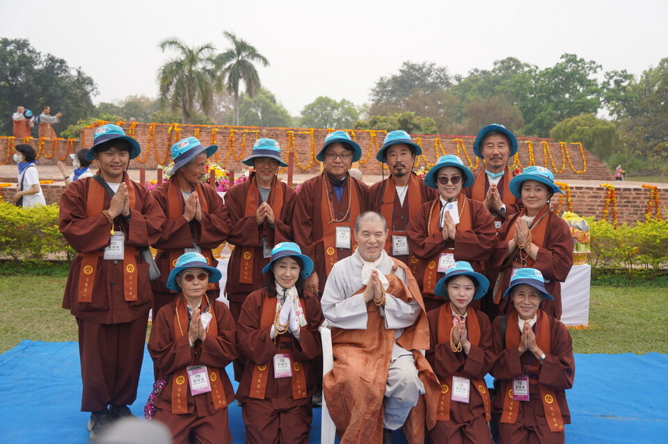 40일간의 순례 정진을 마치고 기원정사에서 회향식에서 우바이 우바새들이 회주스님과원만회향의 기쁨을 나누는 모습