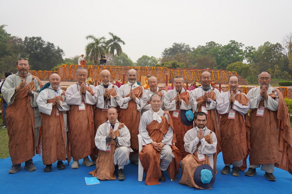회주스님과 도보순례 원만 회향의 기쁨을 나누는 1조스님들