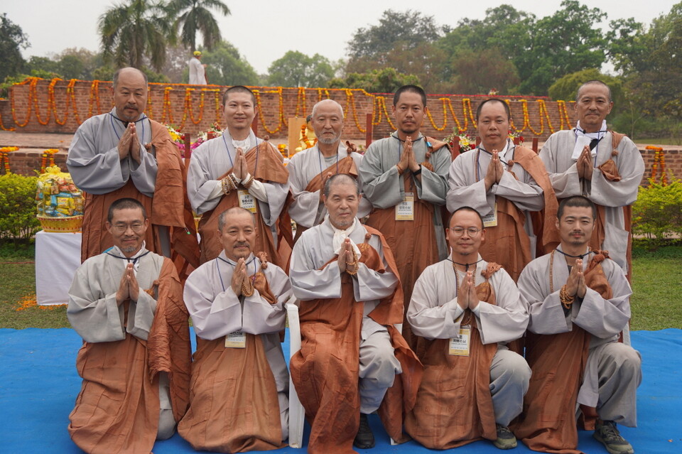3조 스님들이 기원정사 여래향실 앞에서 회주스님과 도보순례 회향을 기뻐하는 모습.