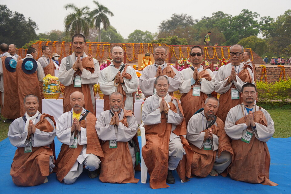 4조스님들이 회주스님과 순례 원만회향 기쁨을 나눴다