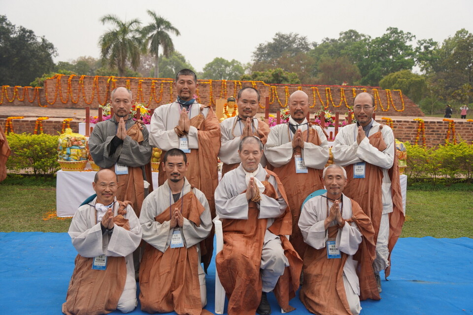 기원정사에서 회향식을 마치고 회주스님과 기쁨을 나누는 5조스님들