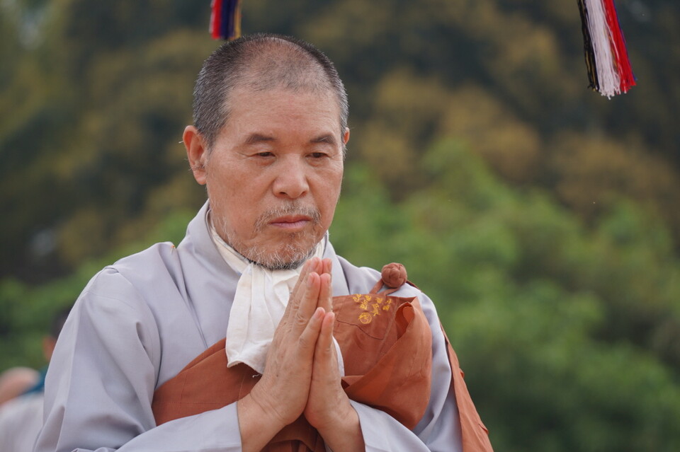 여래 향실 부처님 전에 합장하는 회주스님