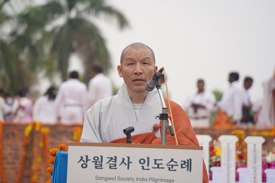 총무원장스님 치사 대독하는 중앙종회의장 주경스님