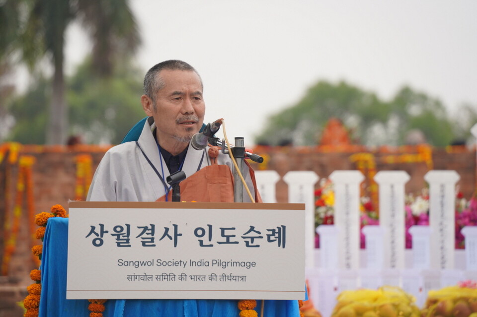 회주스님 회향사 대독하는 포교원장 범해스님