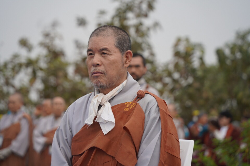 회향식에서 회주스님이 상념에 젖어있다