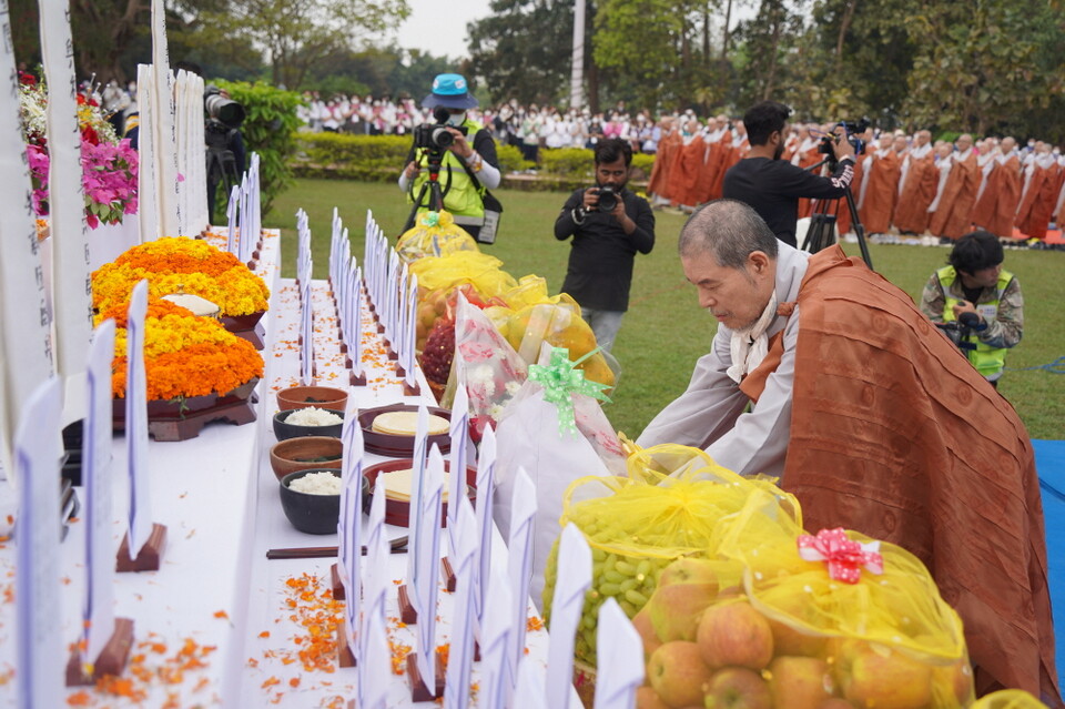 다례재 헌향하는 회주스님