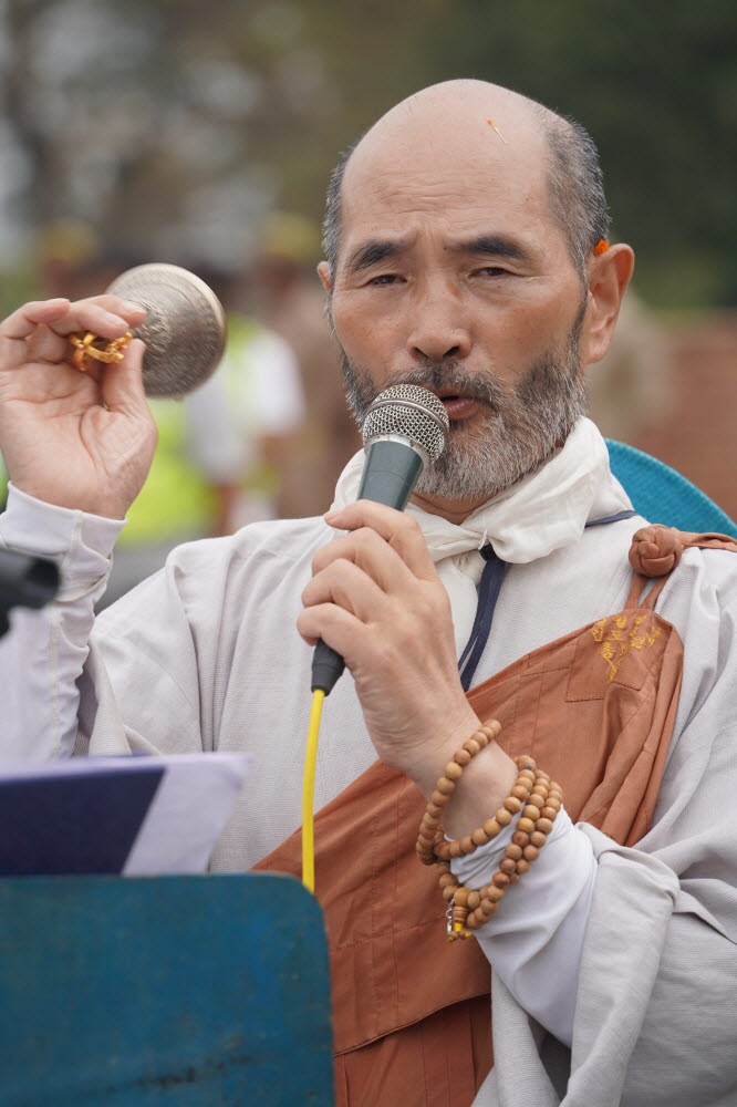 천도재 집전하는 호산스님