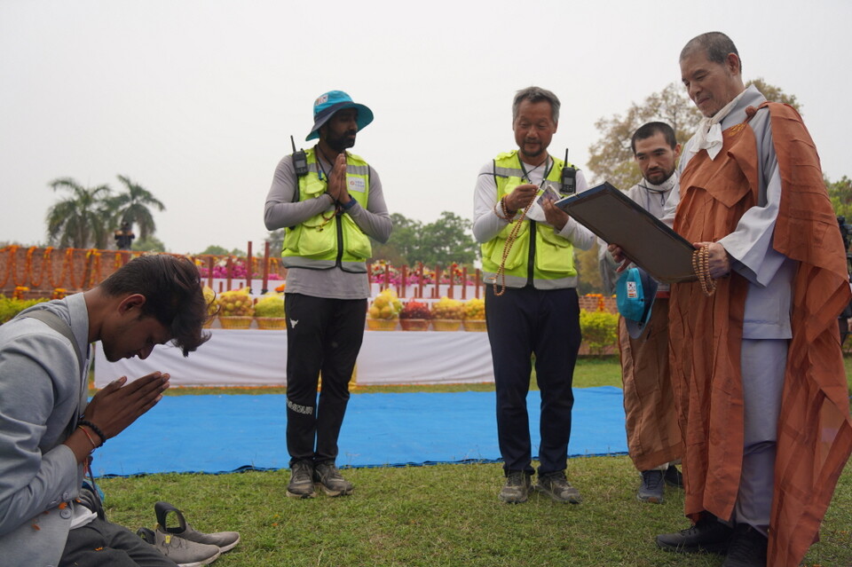 회주스님을 존경해 캐리커쳐를 그려 선물하고 무릎 끓어 인사하는 인도불자청년