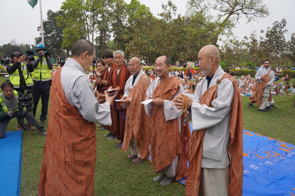 회향과 함께 묵언수행 해제된 6명의 대중에게 묵언패를 거두고 명패를 걸어주는 모습