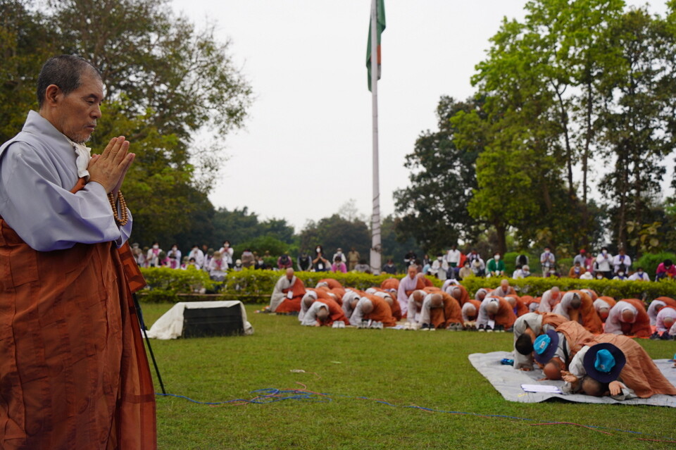 순례를 이끌어준 회주스님에 대한 감사와 존경으로 삼배하는 사부대중