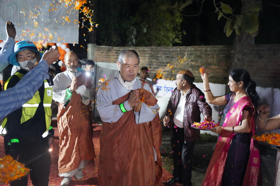 한결같이 순례단을 맞이하는 인도불자들 환영을 받으며 마지막 새벽 휴식처에 들어가는 모습