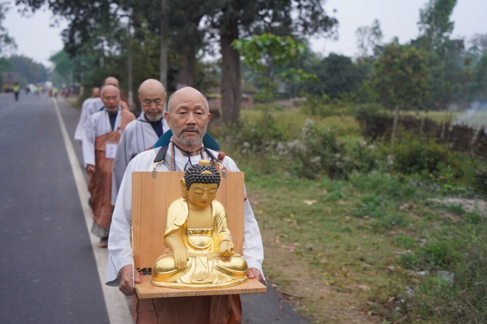동명스님의 불상 이운 모습