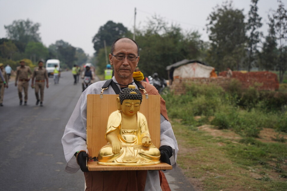 불상이운 하는 항명스님