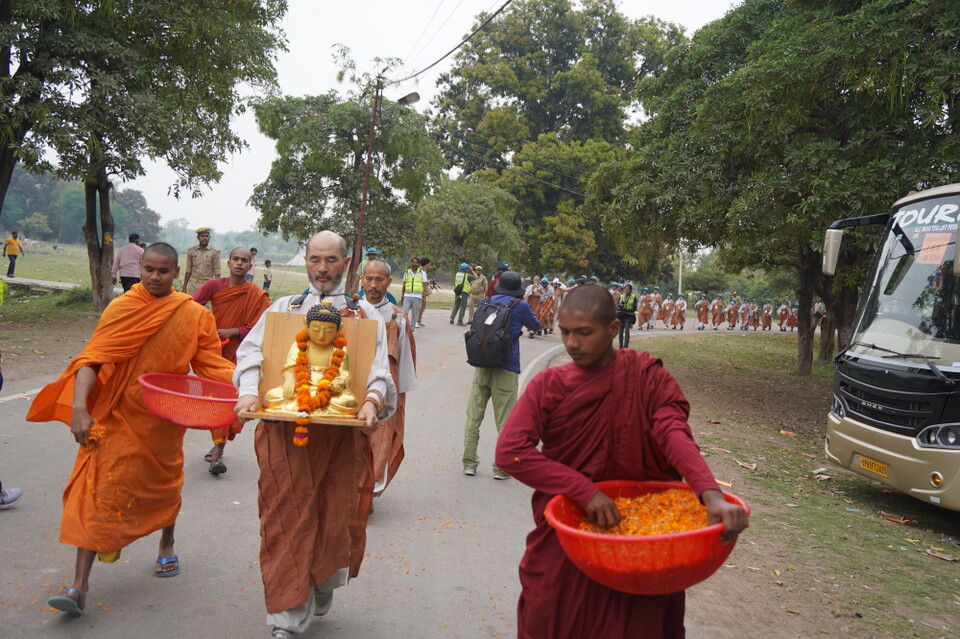 순례단을 환영하는 인도스님들