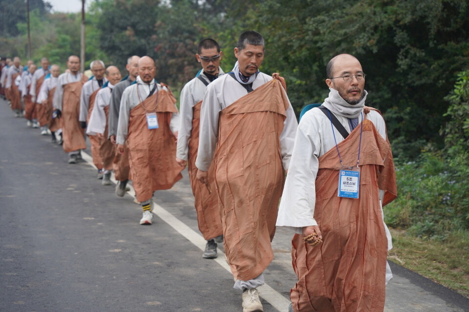 늘 같은 걸음, 하지만 이 날은 마지막이다