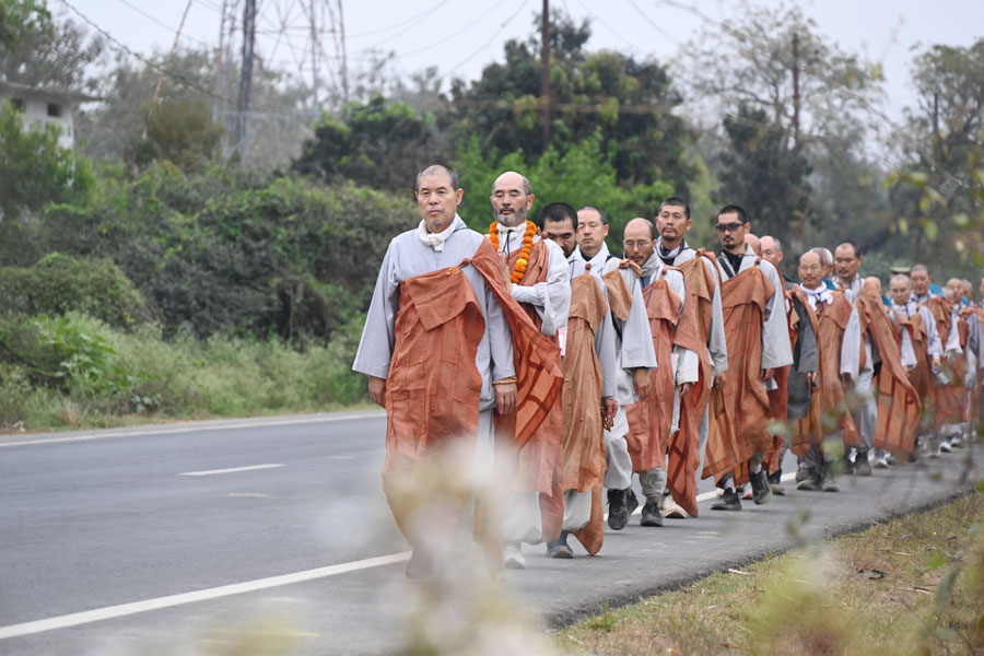 상월결사 인도순례 40일차, 마지막 행선 중인 순례단. 순례단은 이날 쉬라바스티 기원정사에 도착했다.