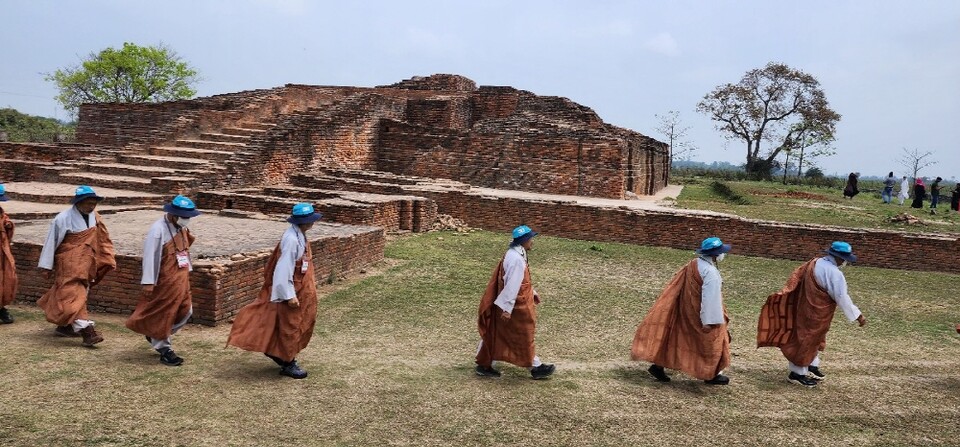 수닷타 장자 탑을 도는 순례단