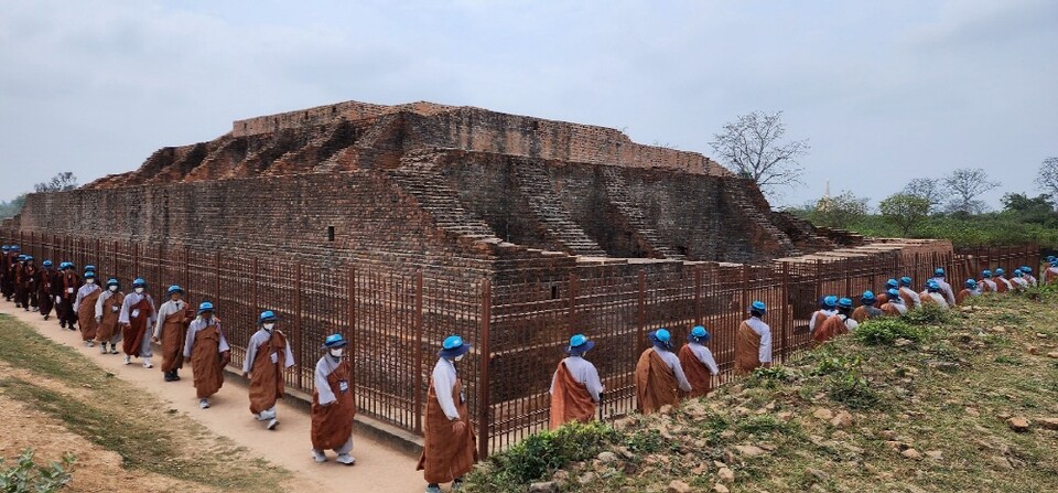 앙굴리말라 탑을 도는 순례단