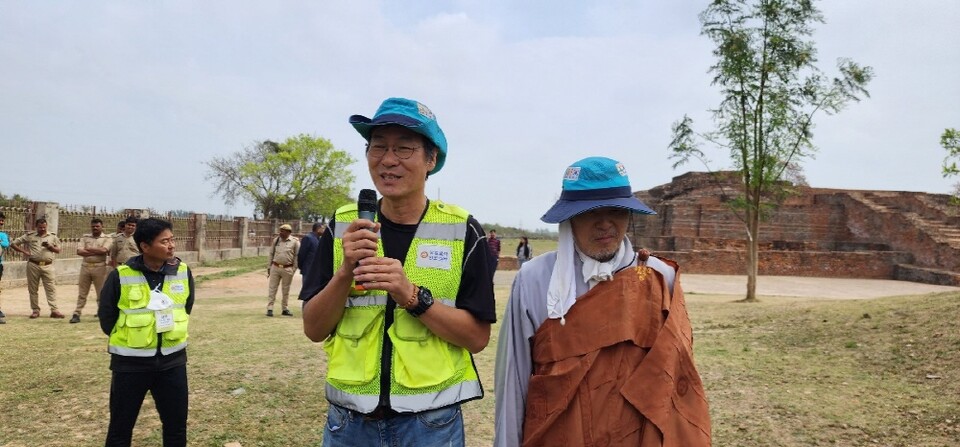 "불교에 귀의합니다" 사삼거사라는 새 이름을 얻은 성수일피디가 회주스님 옆에서 소감을 전하고 있다.