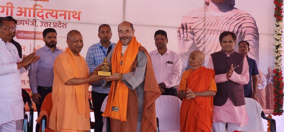 요기 총리가 호산스님에게 감사의 선물을 전달하는 모습