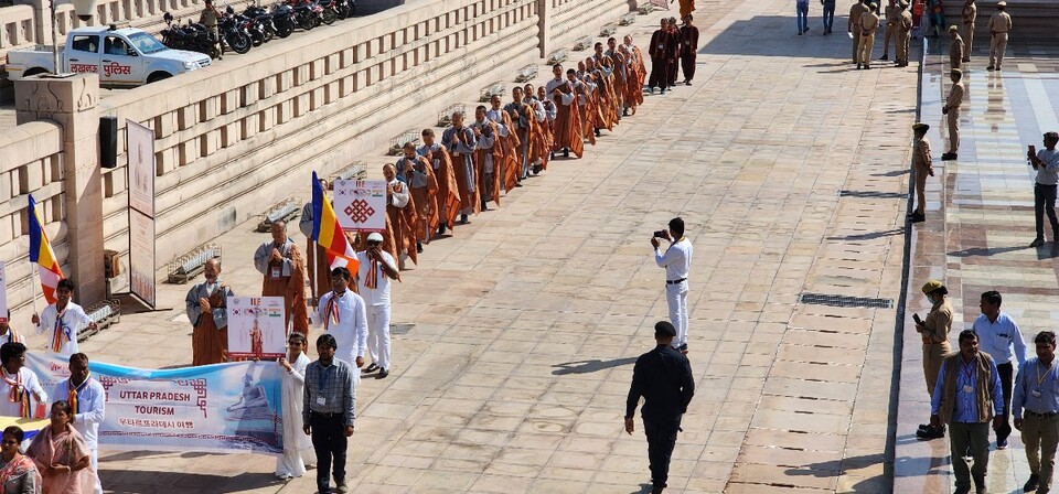 불교 공원으로 들어서는 순례단