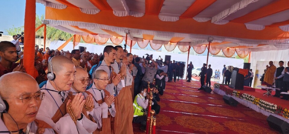 인도 국민들을 위해 축원기도하는 스님들