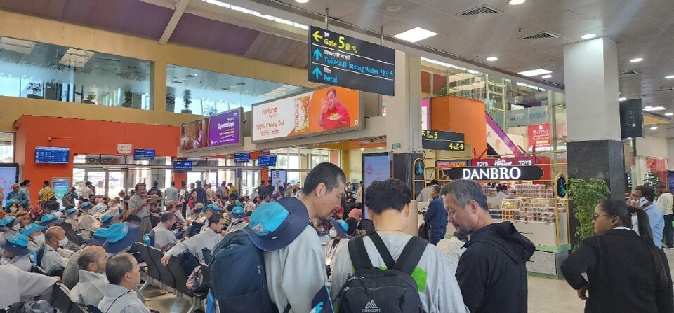 공항에 집결한 순례단