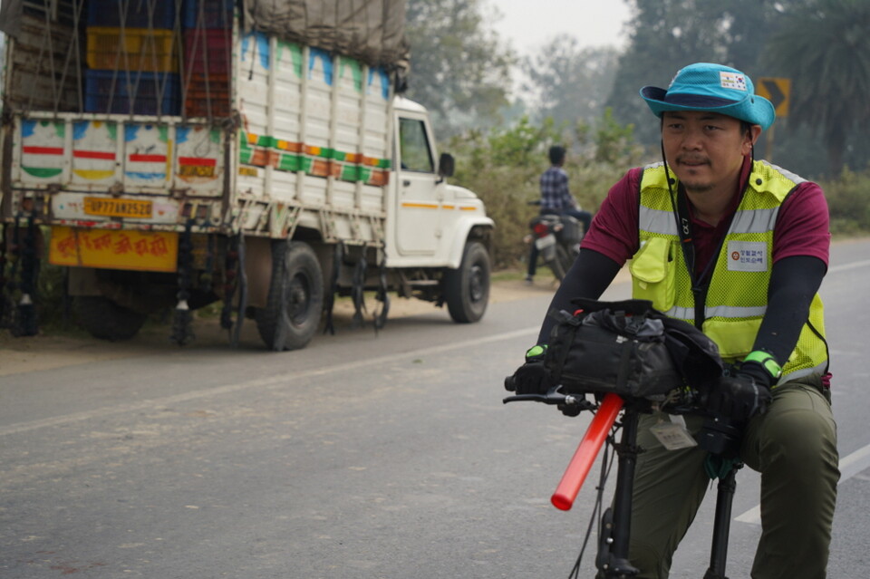 자전거로 달려가는 노덕현 기자